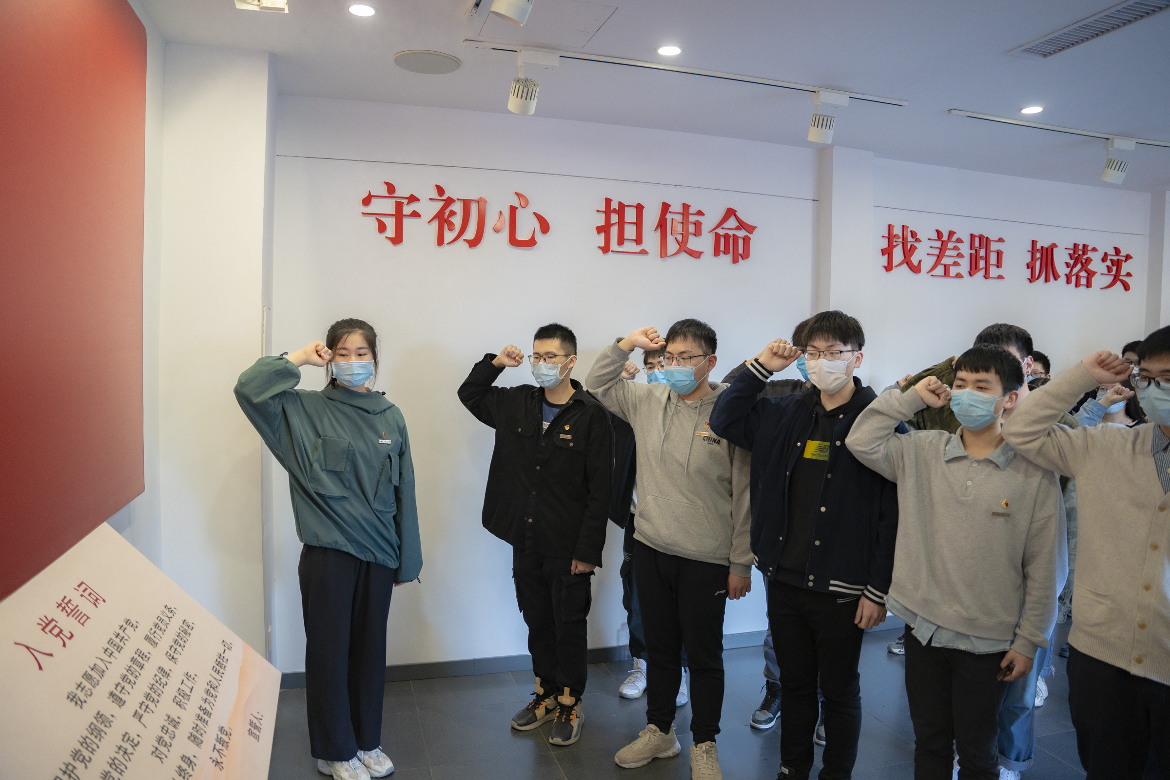 党徽在骄阳下熠熠生辉 ——计算机学院学生第二党支部主题党日活动-计算机学院