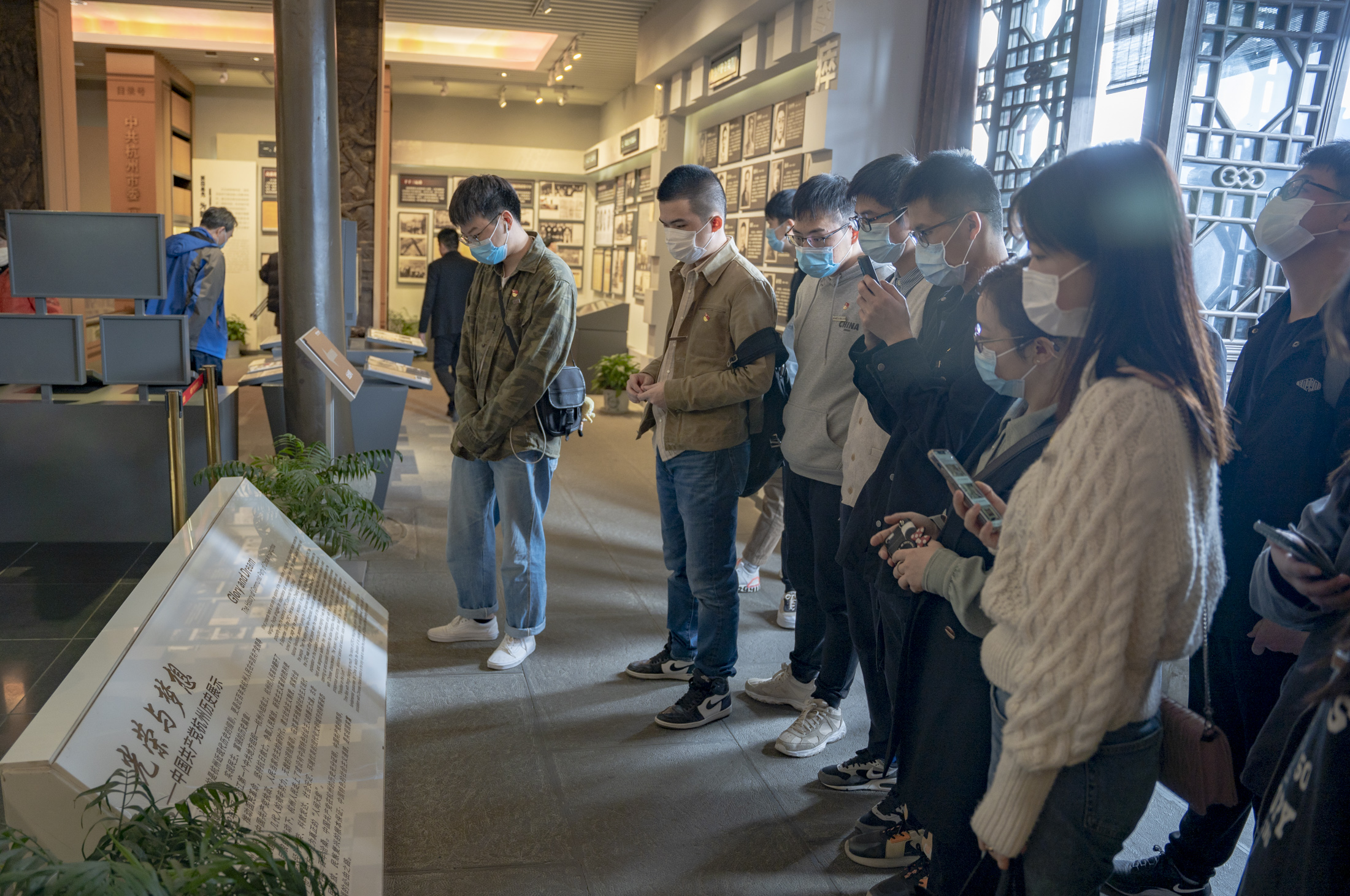 党徽在骄阳下熠熠生辉 ——计算机学院学生第二党支部主题党日活动-计算机学院