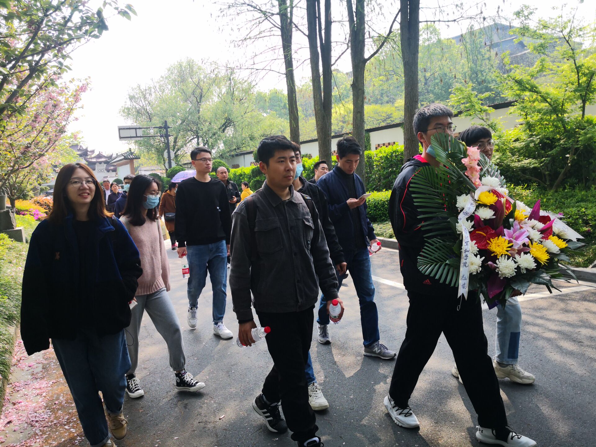 学习百年党史 汲取奋进力量——研究生党支部赴杭州烈士陵园主题党日活动-计算机学院